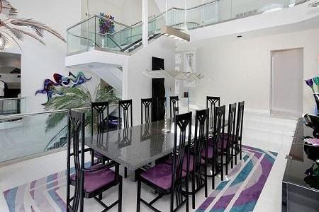 劉易斯先生是一名職業運動經紀人,常在家款待客戶.