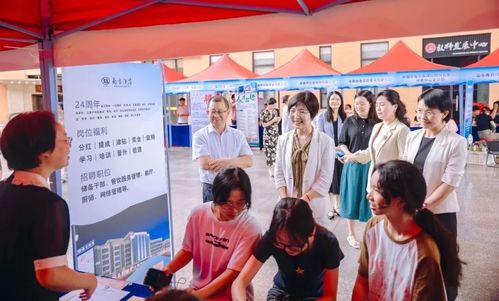 企業(yè)家進(jìn)校園 引領(lǐng)成長,點(diǎn)亮青春 河源市舉辦 金鳳展翅 女大學(xué)生創(chuàng)業(yè)就業(yè)服務(wù)活動(dòng)